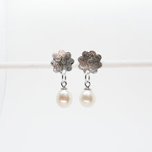 Load image into Gallery viewer, Flower Scribbled Disc Dangle Stud Earrings