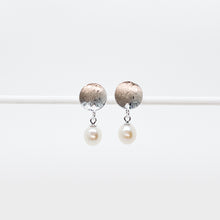 Load image into Gallery viewer, Round Scribbled Disc Pearl Stud Earrings