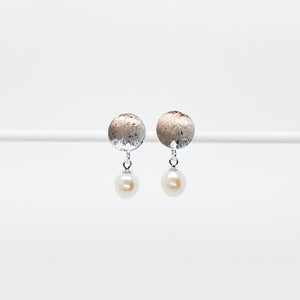 Round Scribbled Disc Pearl Stud Earrings