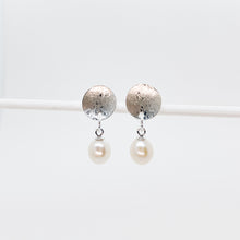 Load image into Gallery viewer, Round Scribbled Disc Pearl Stud Earrings