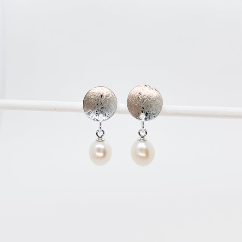 Round Scribbled Disc Pearl Stud Earrings