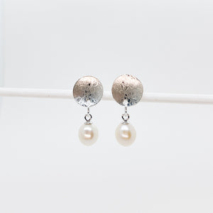 Round Scribbled Disc Pearl Stud Earrings