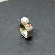 Load image into Gallery viewer, Mabé Pearl &amp; Ruby Wide Square Ring